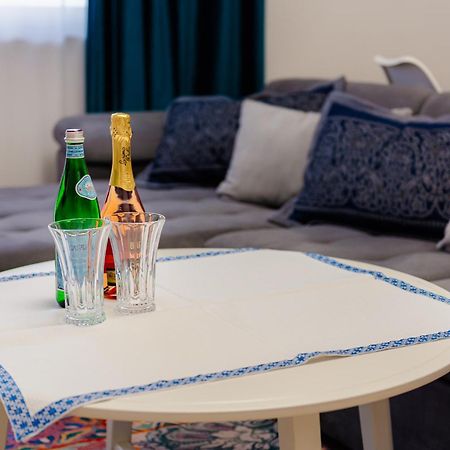 The Blue Norwegian House Apartment Bukares Bagian luar foto