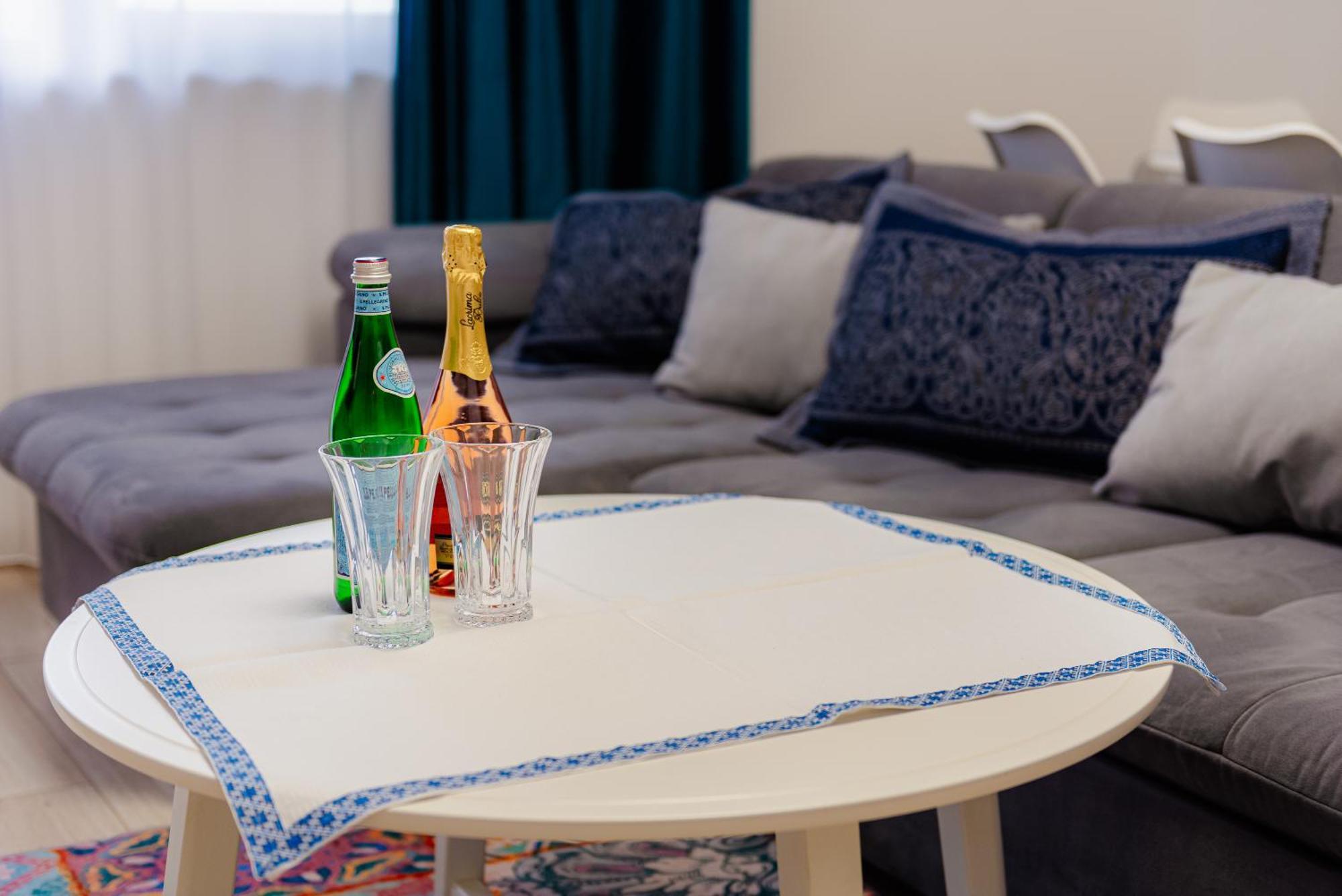 The Blue Norwegian House Apartment Bukares Bagian luar foto