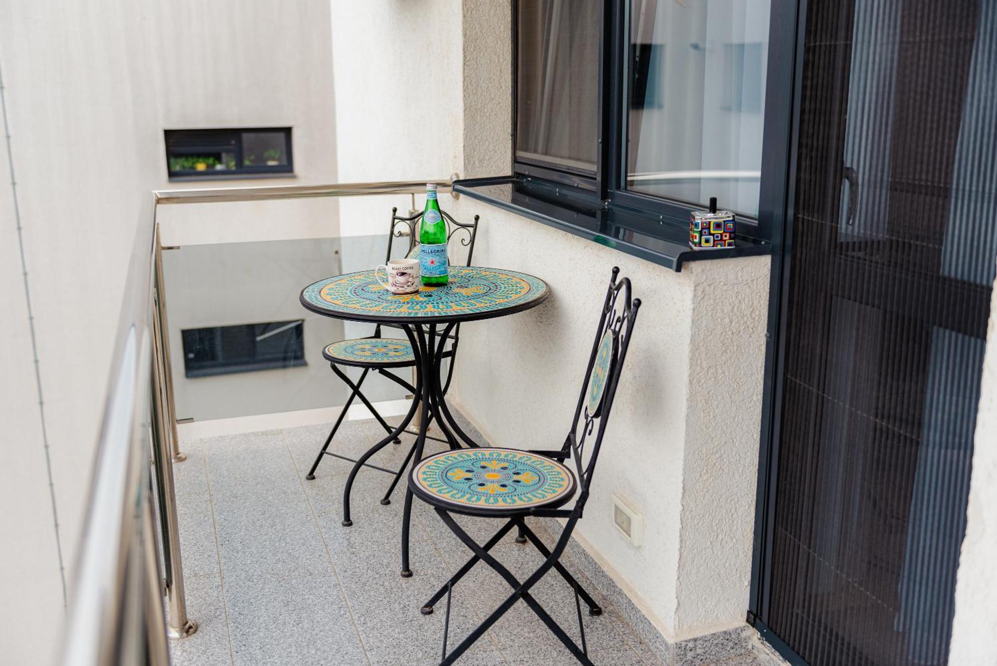 The Blue Norwegian House Apartment Bukares Bagian luar foto